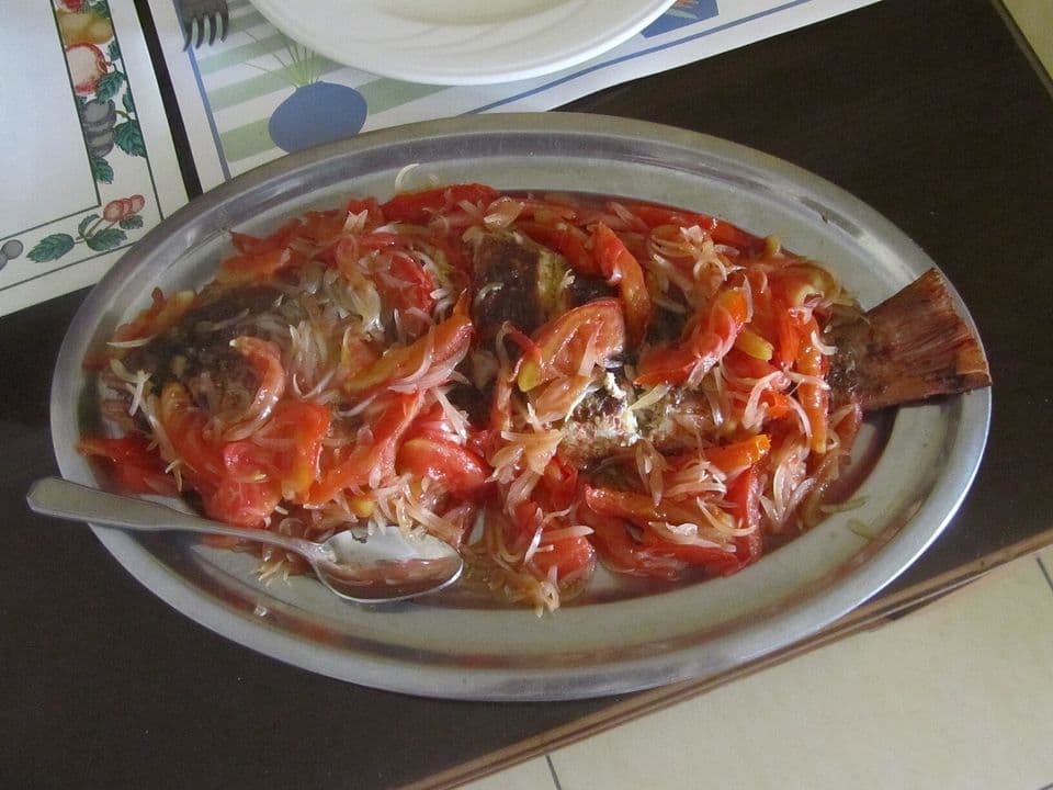 Plachie de crap cu ceapă, roșii și mămăligă
