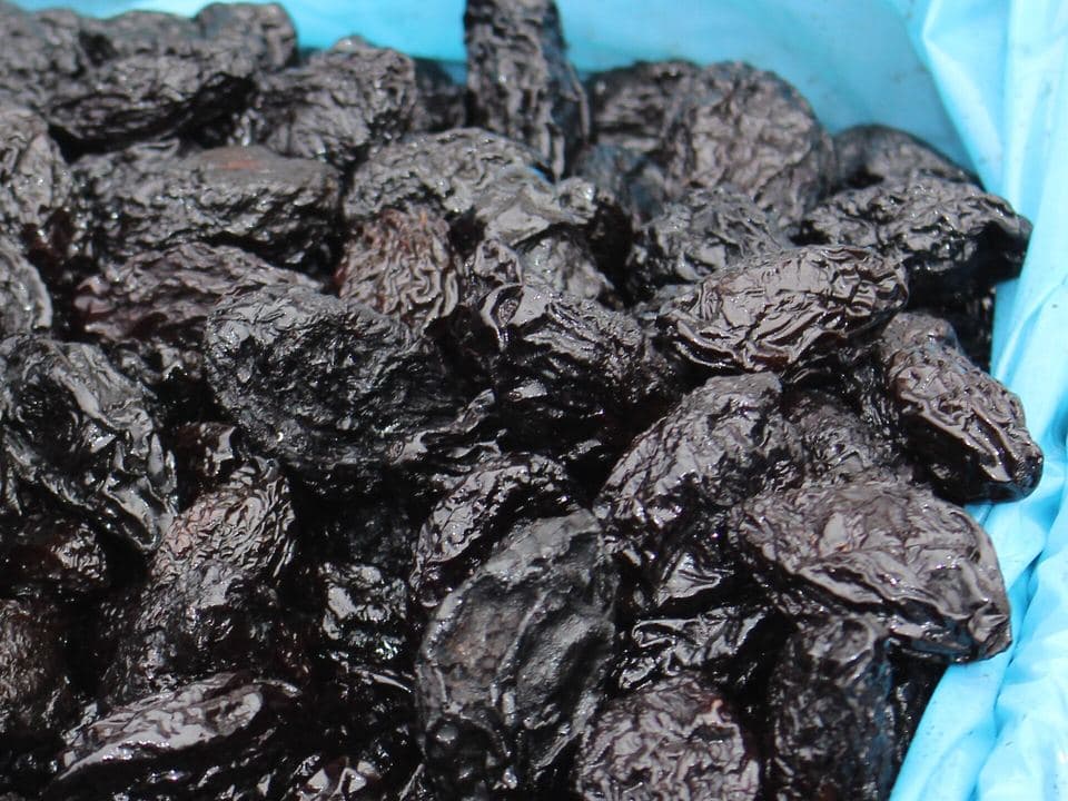 Prune uscate cu nuci
