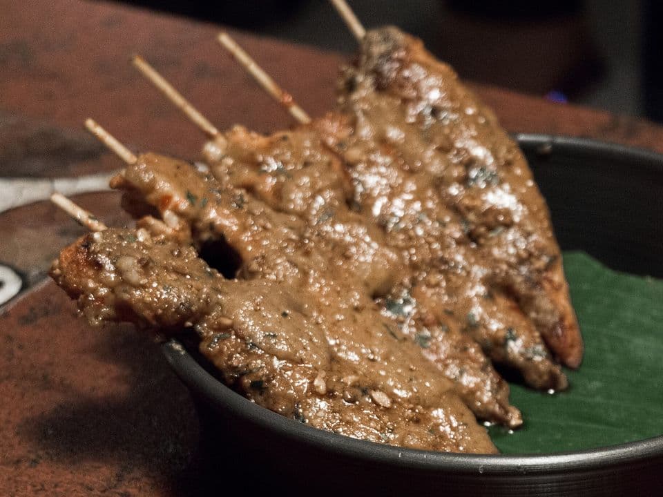 Pui satay cu sos de arahide, orez și castravete