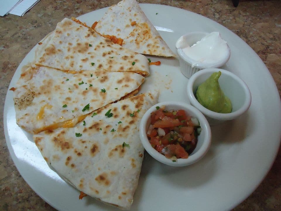 Quesadilla integrală cu pui, fasole neagră și cașcaval