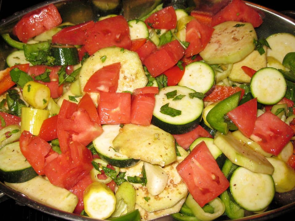 Ratatouille la cuptor cu fasole albă și quinoa