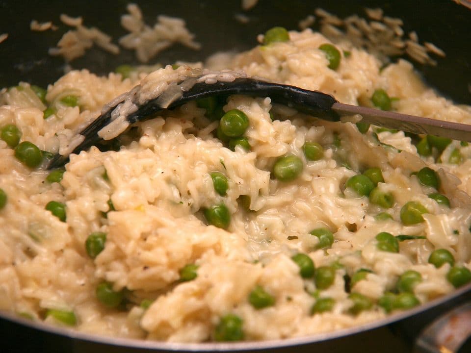 Risotto cu mazăre, spanac și parmezan, cu ou poșat