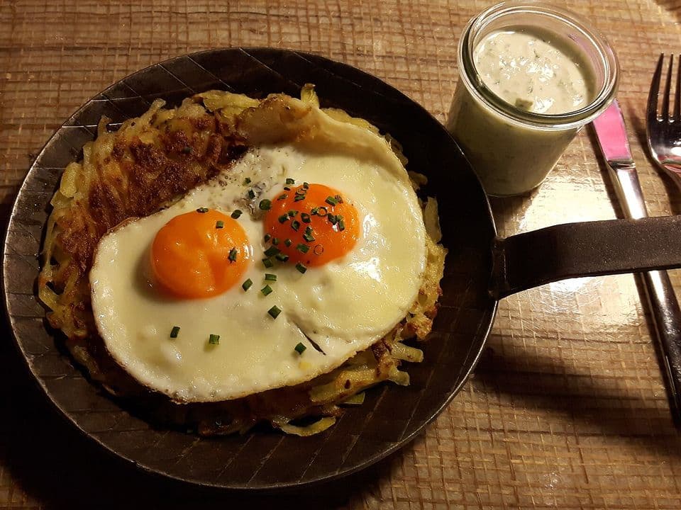 Turtă de cartofi rași (rösti) cu ouă ochiuri și roșii