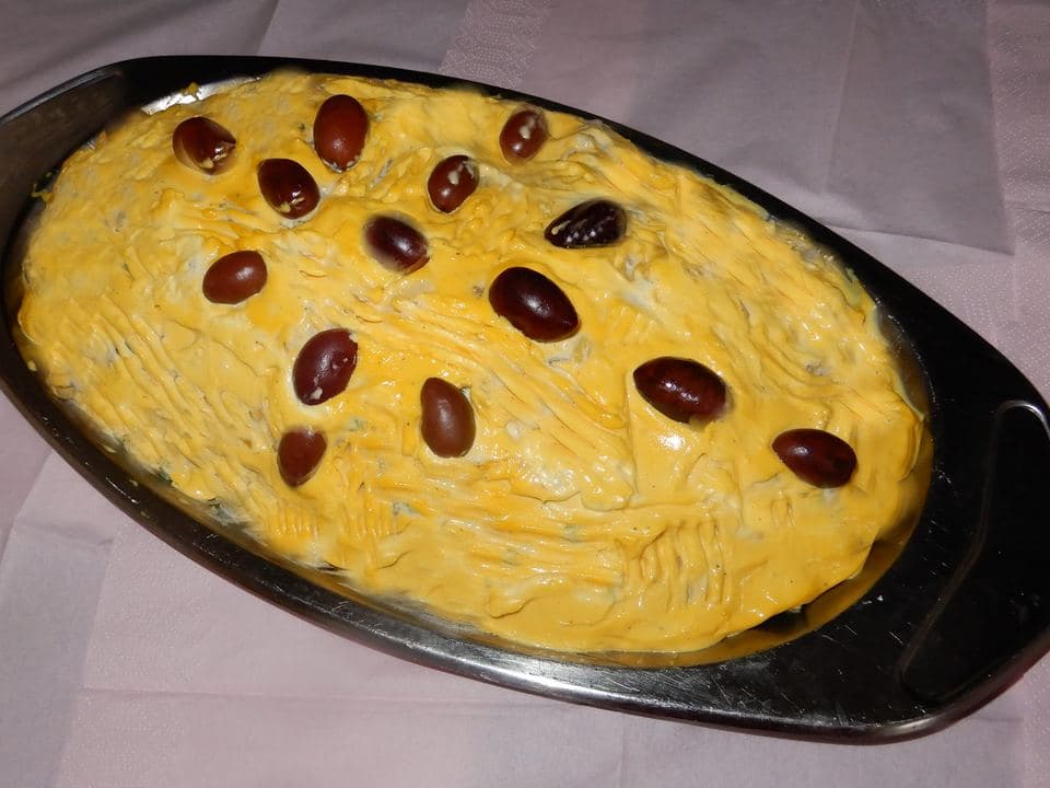 Salată de boeuf cu piept de pui și sos de iaurt