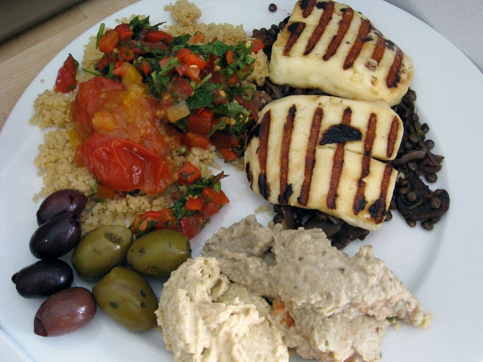 Salată caldă cu halloumi, quinoa, dovlecel la grătar și rucola