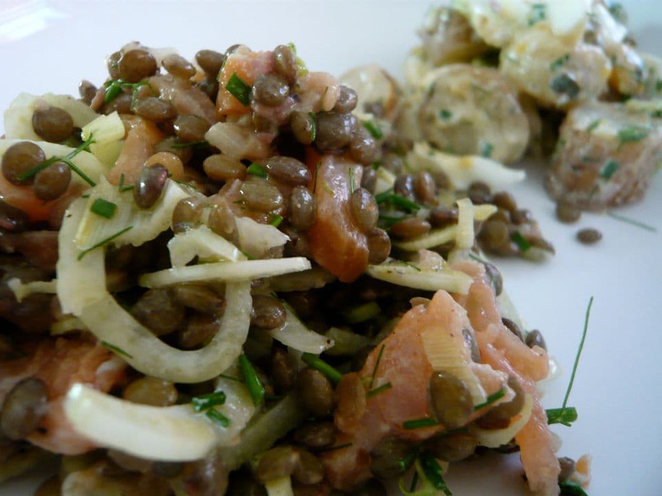 Salată caldă de somon cu linte neagră și spanac