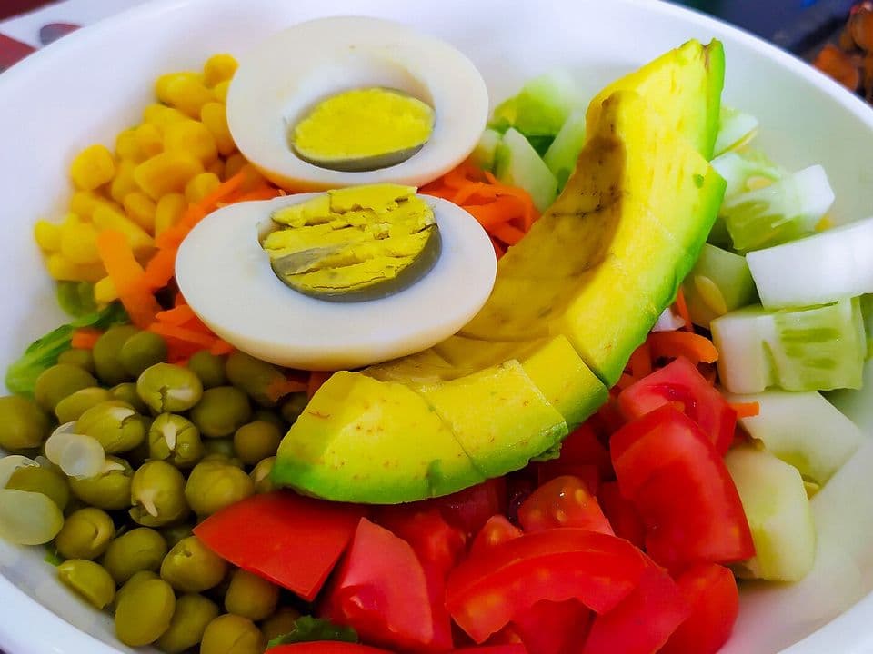 Salată Cobb vegetariană cu ouă, avocado, năut, porumb și feta