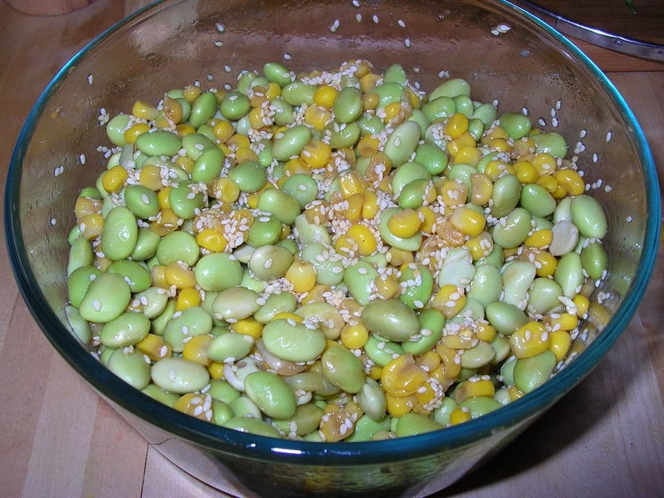 Salată de edamame cu porumb și ardei roșu
