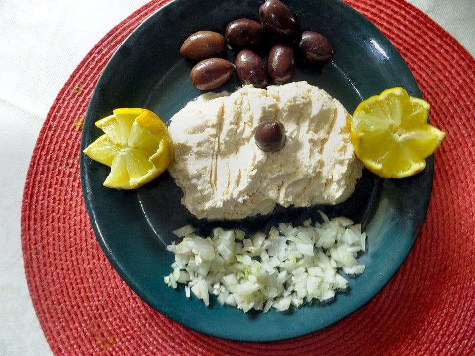 Salată de icre cu pâine crocantă și ceapă verde