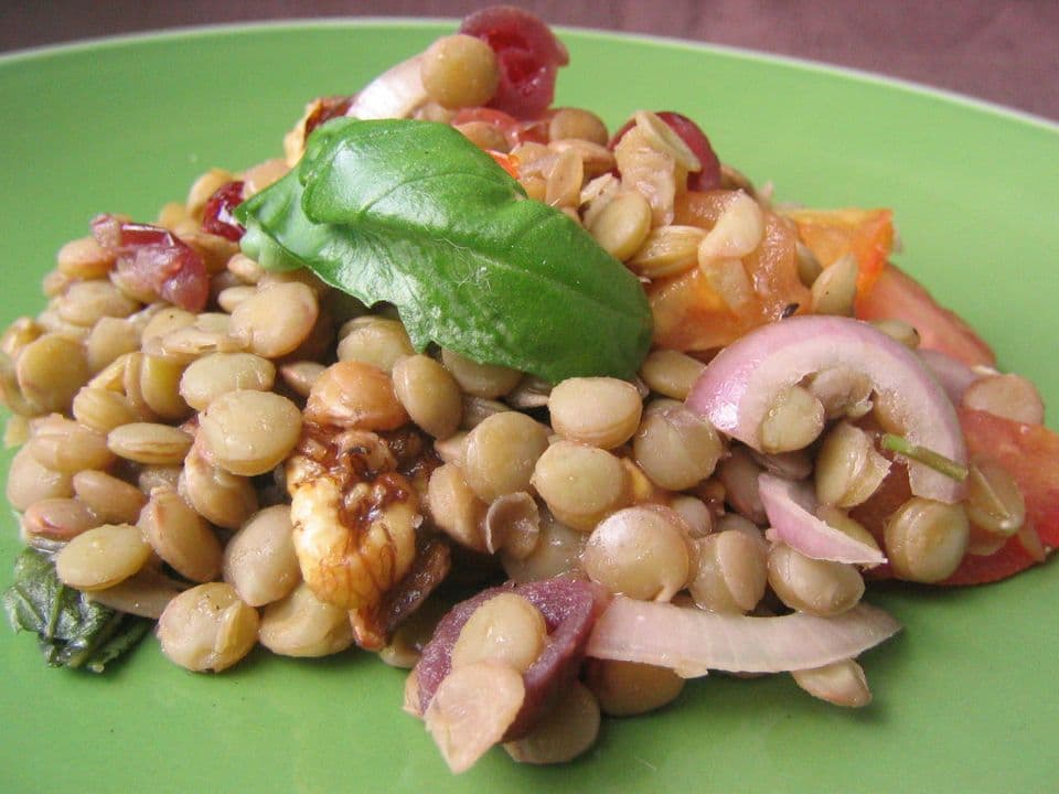 Salată de linte verde cu feta, roșii și castraveți