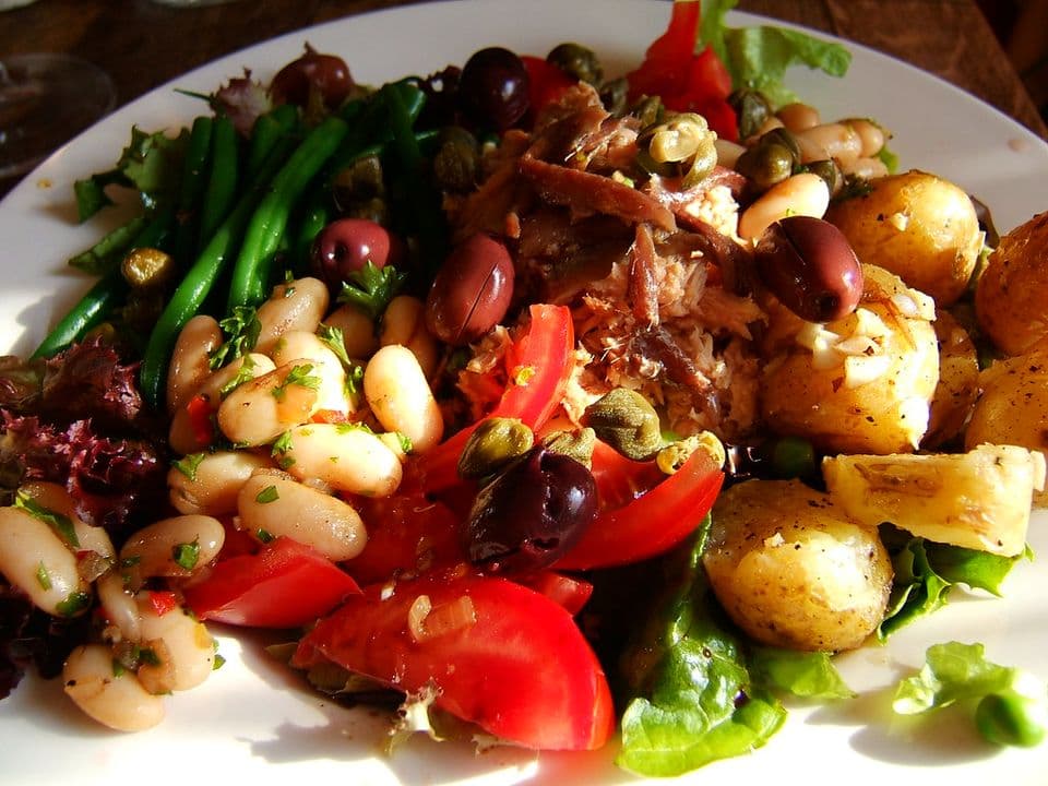 Salată orientală cu cartofi, ouă, măsline și ceapă roșie