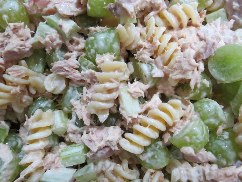 Salată de paste integrale cu ton, porumb și ardei