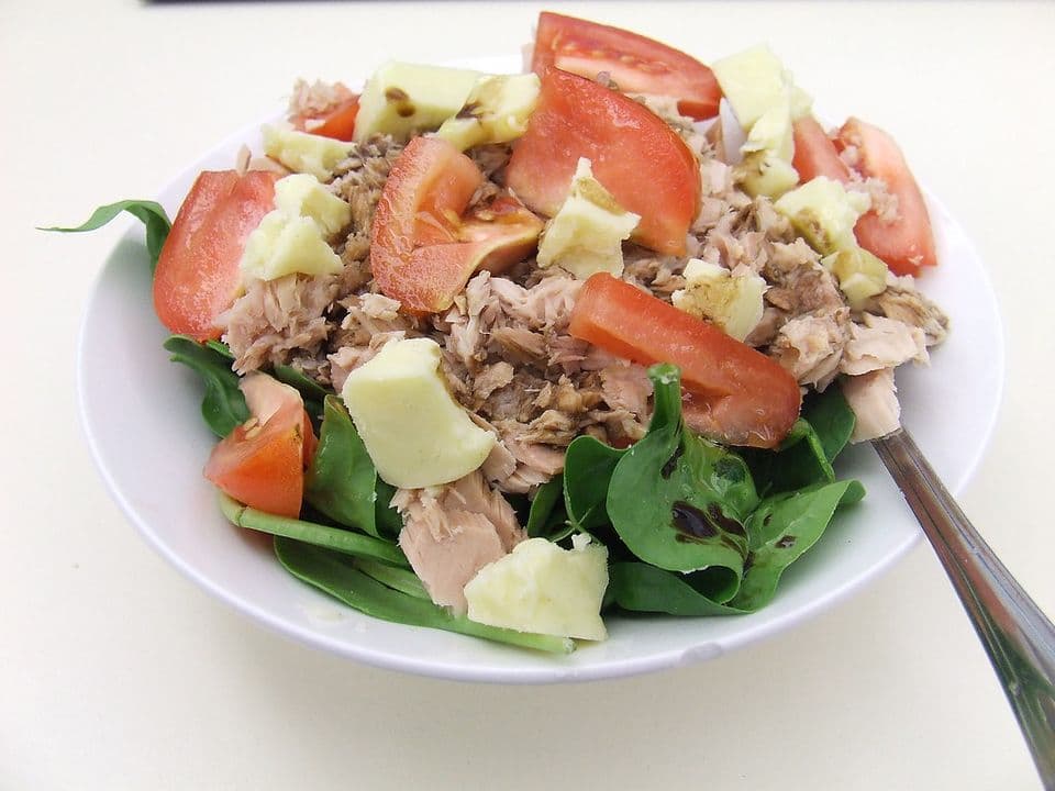 Salată de quinoa cu ton, măsline, roșii și castraveți