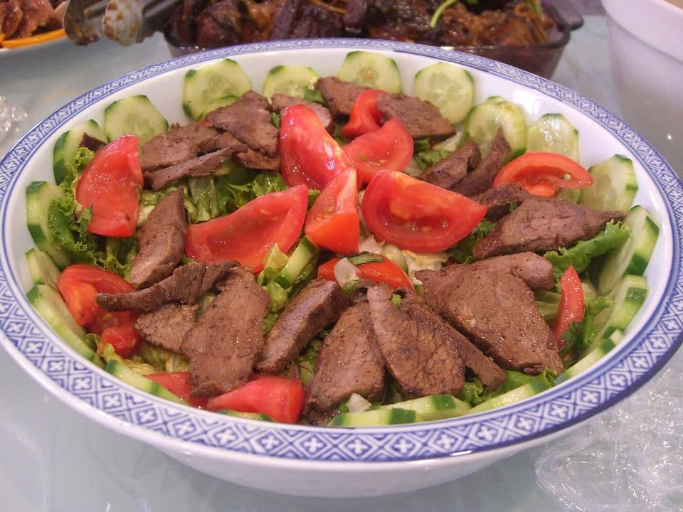 Salată thailandeză cu vită, tăiței de orez, mentă și arahide