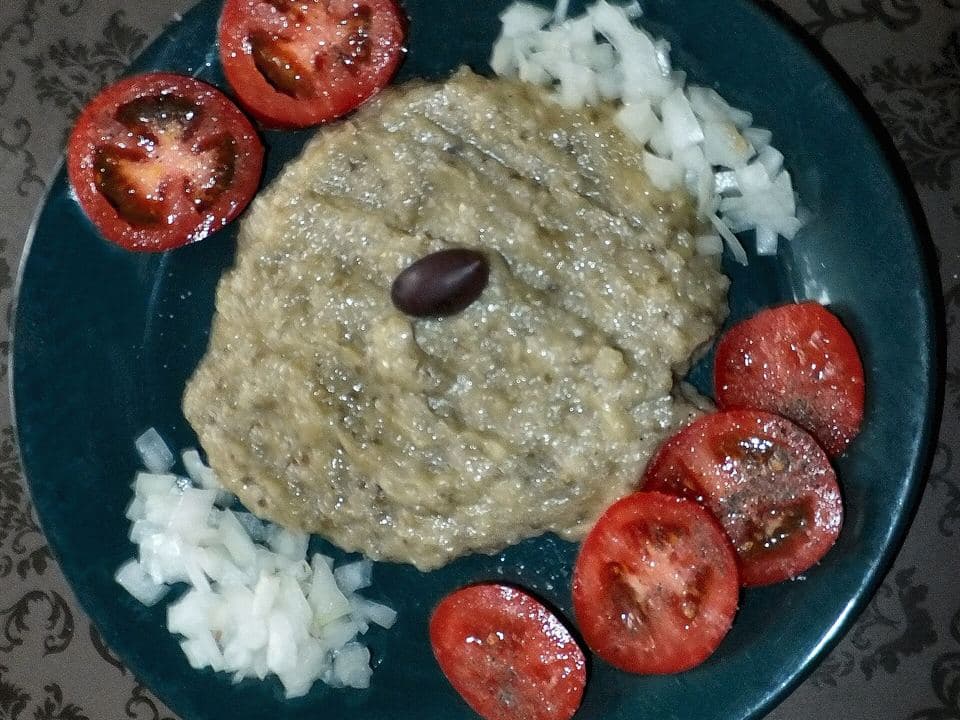 Salată de vinete cu roșii, telemea și pâine