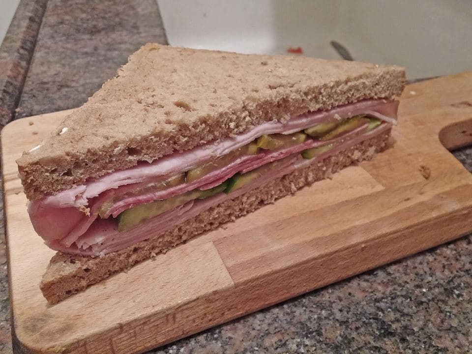 Sandviș cu șuncă de curcan, mozzarella și legume
