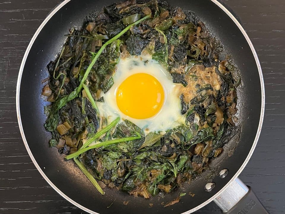 Shakshuka verde cu spanac, praz și feta