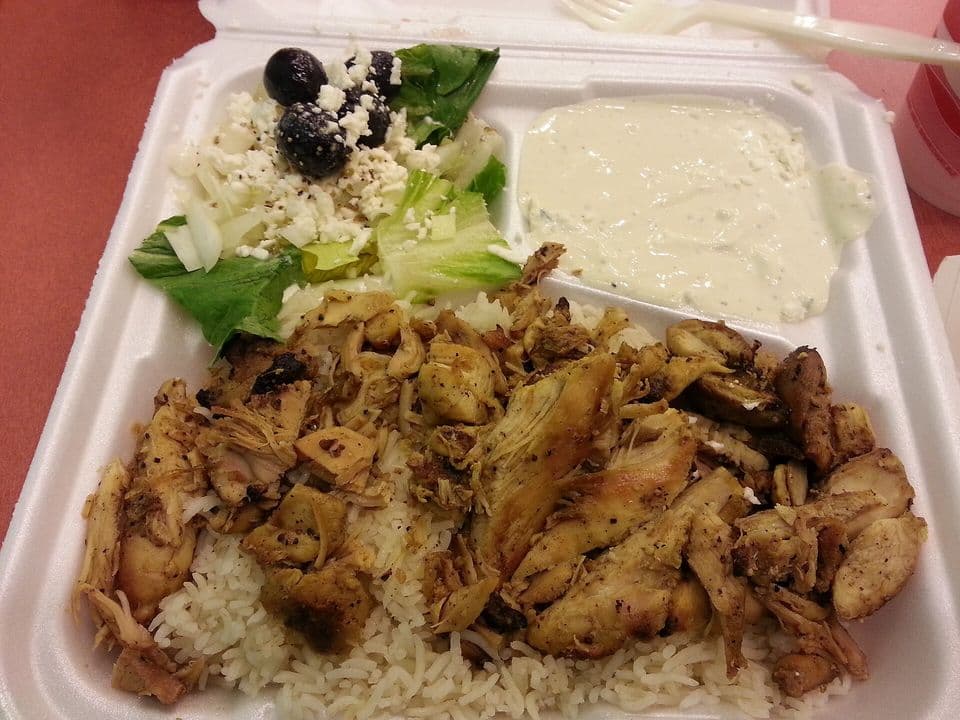 Bol shawarma cu pui, bulgur, varză roșie și sos de iaurt cu usturoi