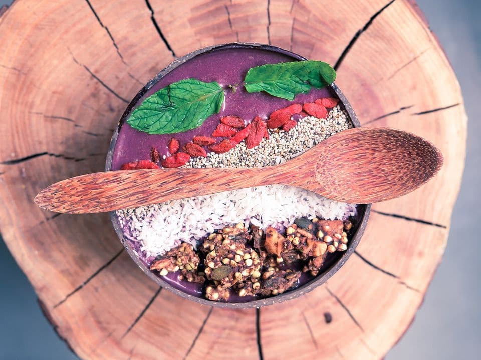 Bol smoothie cu skyr, banană și fructe de pădure