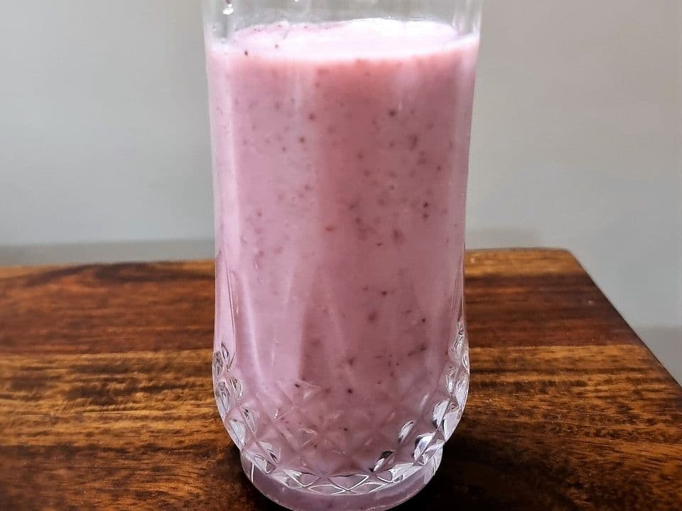 Smoothie cu skyr, căpșuni și fulgi de ovăz