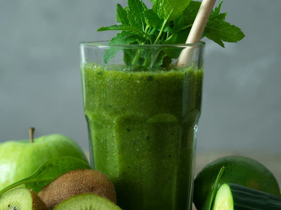 Smoothie verde cu spanac, banană și măr