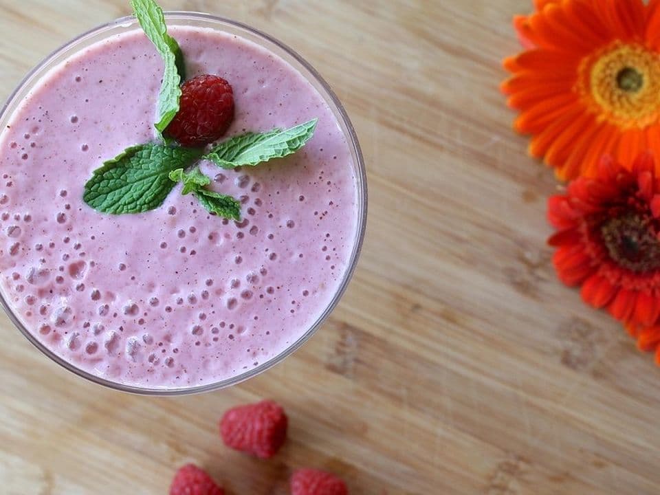 Smoothie vegan cu băutură de soia, zmeură și ovăz