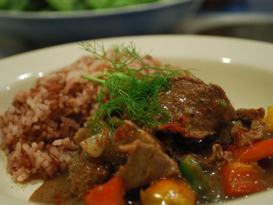 Stroganoff light de vită cu ciuperci și orez