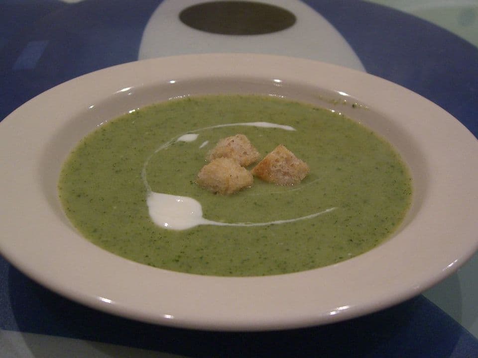 Supă cremă de broccoli cu piept de curcan și iaurt