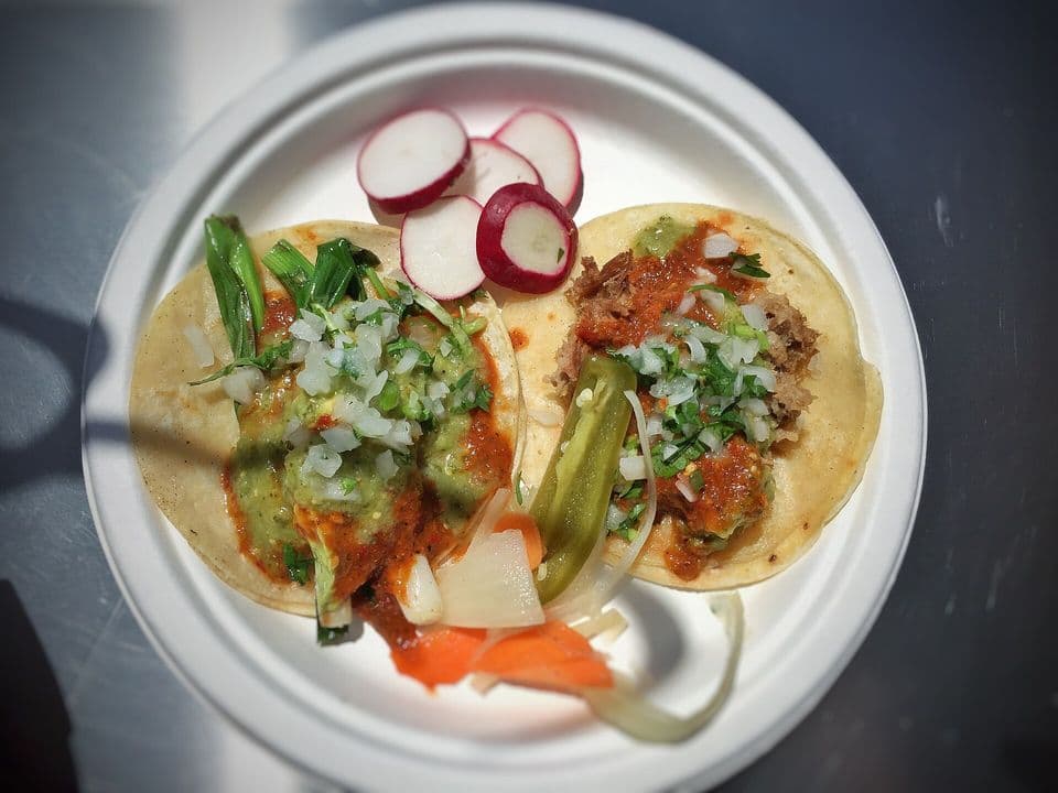 Tacos cu porc tras, fasole neagră și varză roșie