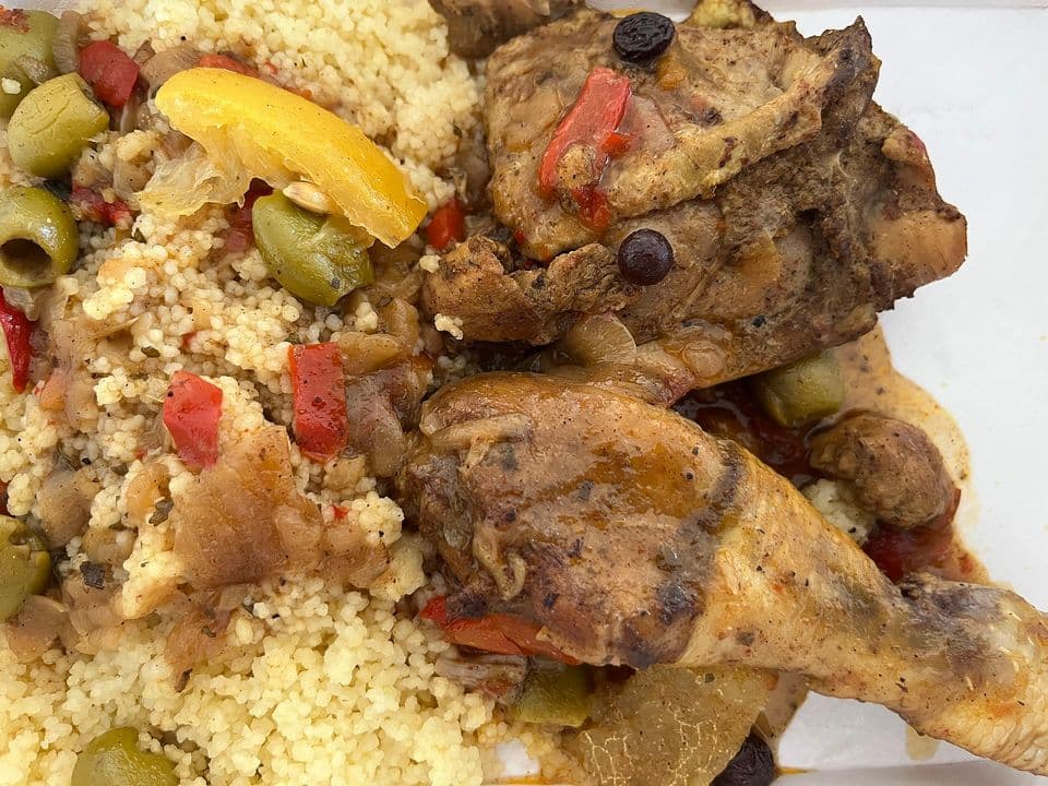 Tajine de pui cu năut, morcovi și cuscus