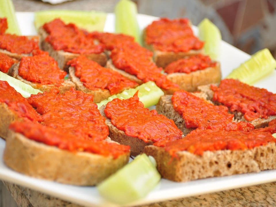 Pâine de secară cu pateu vegetal de linte roșie și morcov