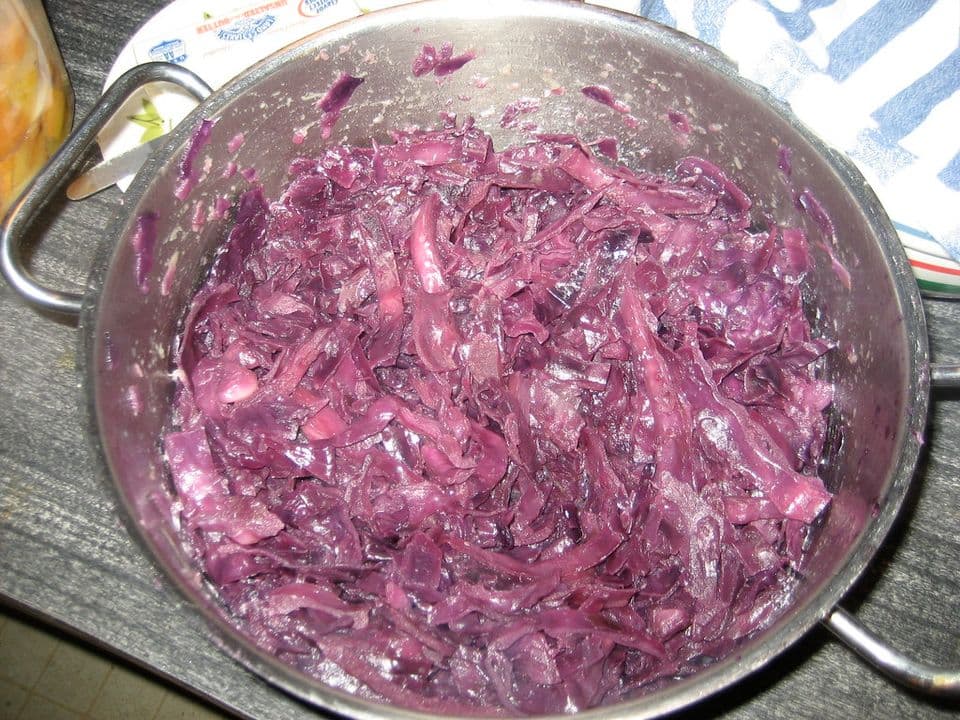 Tempeh rumenit cu varză roșie călită și piure de cartofi