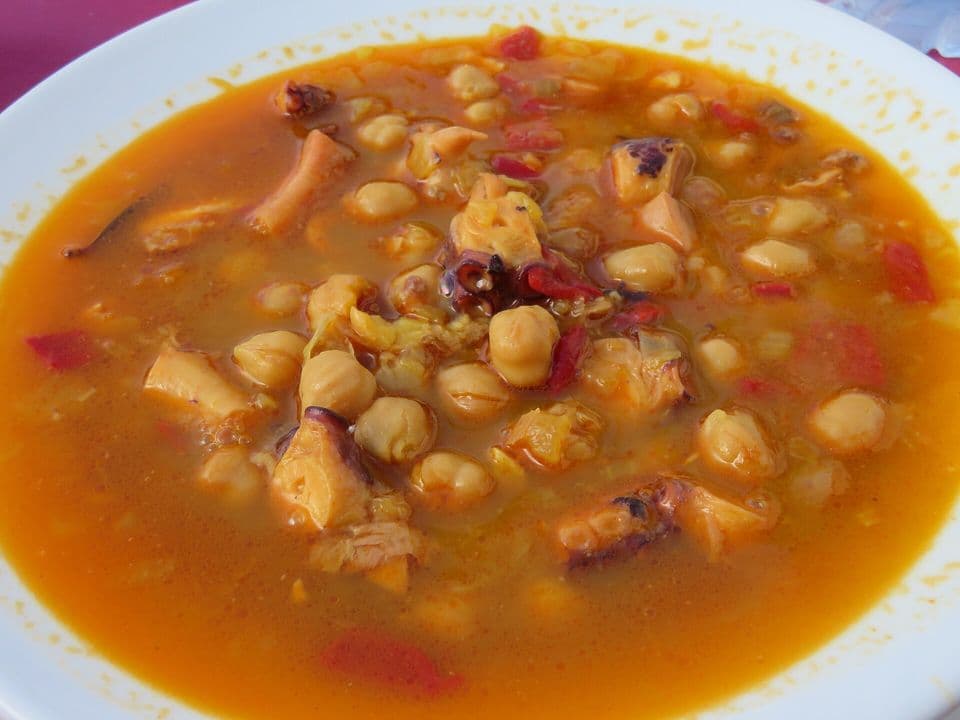 Tocăniță de cod cu năut, roșii și ardei