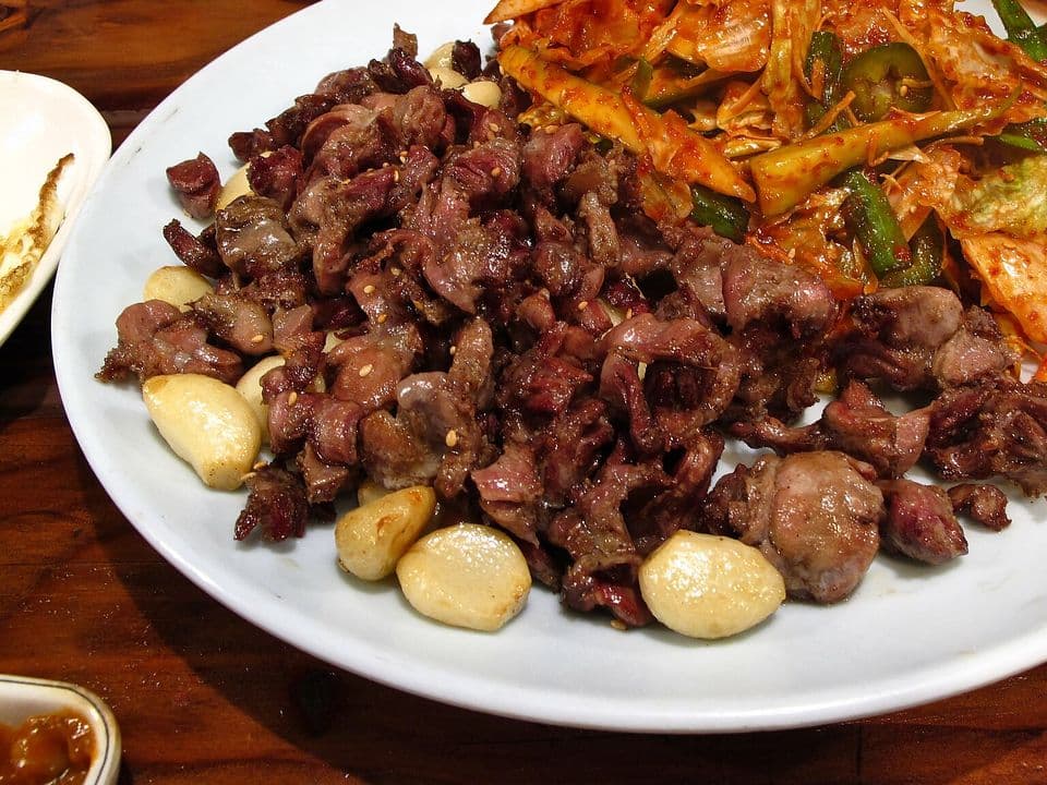Tocăniță de pipote de pui cu ciuperci și mămăligă