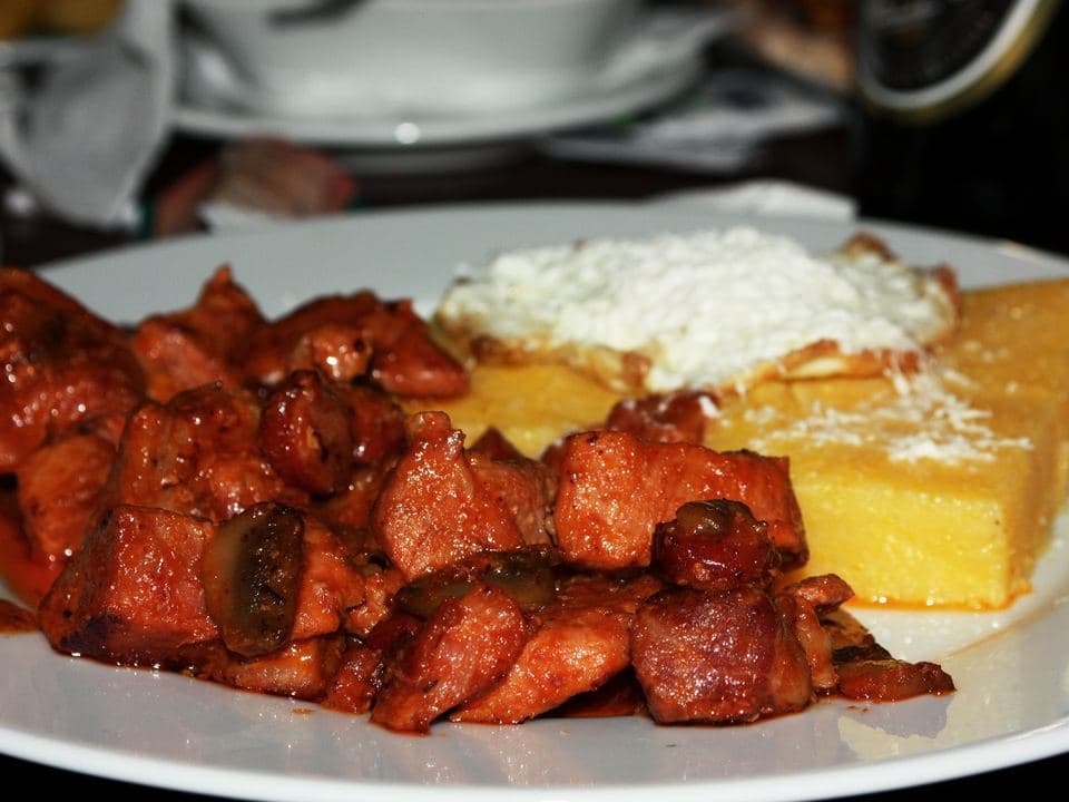 Tochitură de porc cu mămăligă, ou ochi și telemea