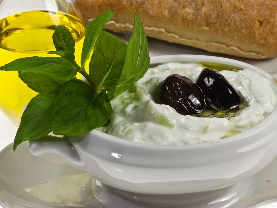 Tzatziki cu bastonașe de castravete și ardei