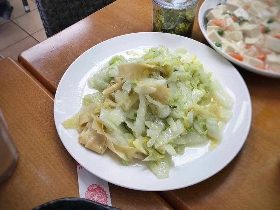 Varză dulce călită cu mămăligă, ouă ochiuri și telemea