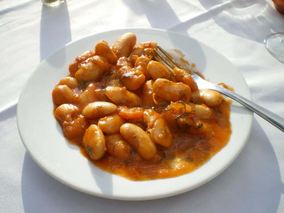 Fasole albă la cuptor cu roșii, spanac și mozzarella, gata de servit