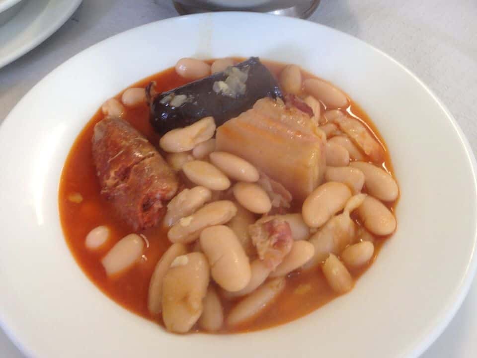 Iahnie de fasole albă cu pulpă de porc, gata de servit