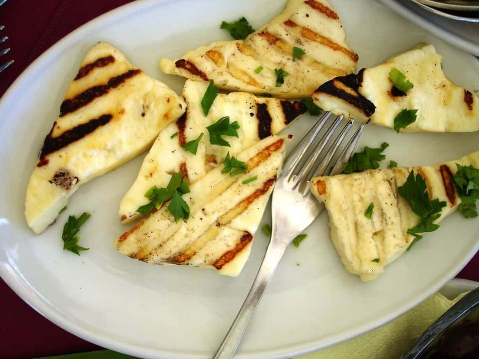 Halloumi la tigaie cu roșii cherry și rucola, gata de servit