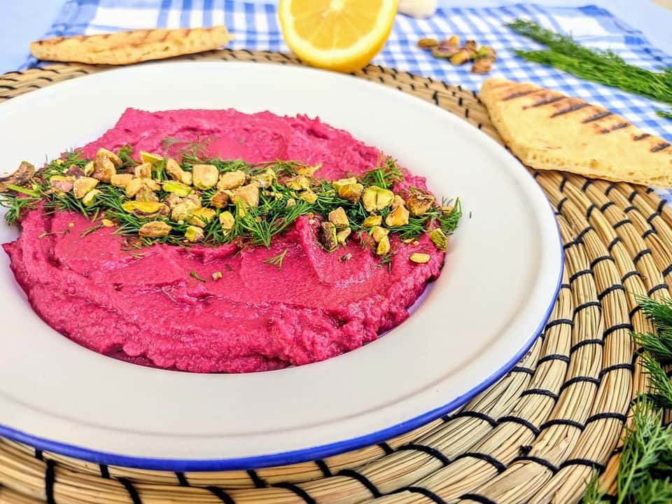 Hummus de sfeclă roșie cu bastonașe de țelină apio și morcov, gata de servit