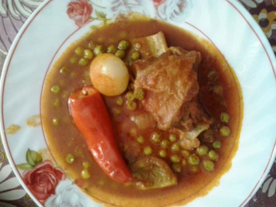 Mâncare de mazăre cu pulpe de pui și mărar, gata de servit
