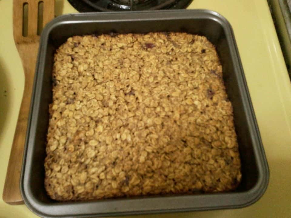 Ovăz copt la cuptor cu afine și iaurt grecesc, gata de servit