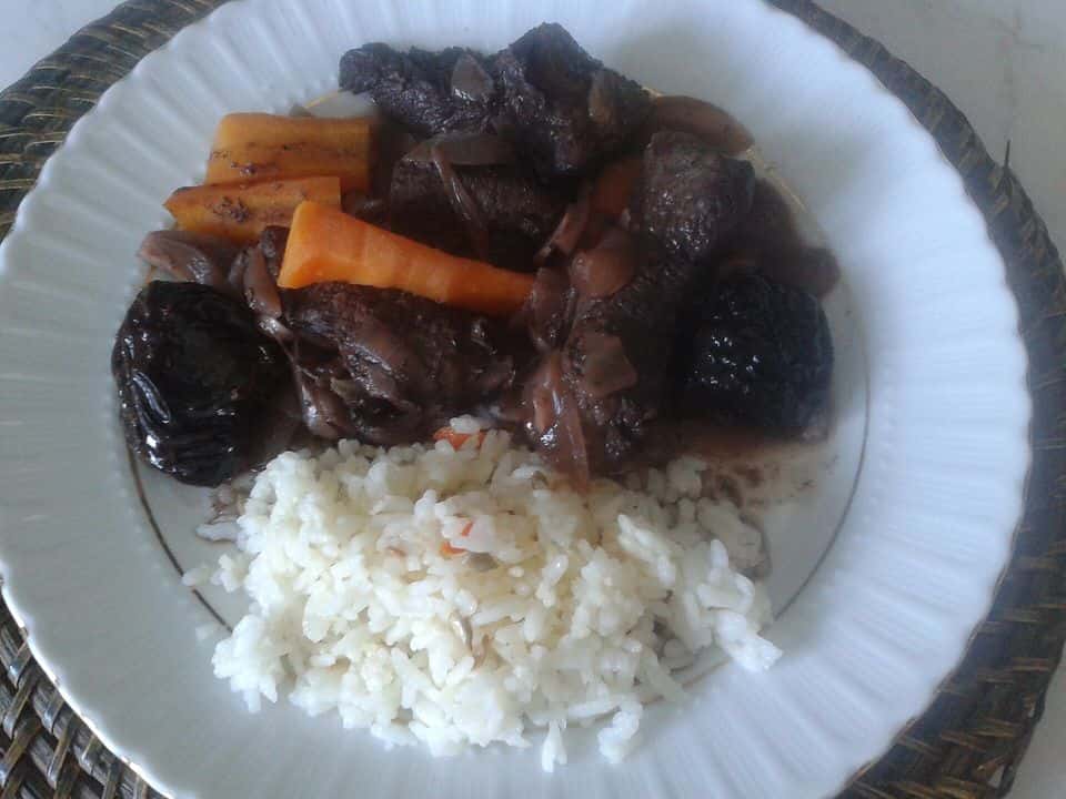 Mușchiuleț de porc cu prune uscate și cartof dulce copt, gata de servit