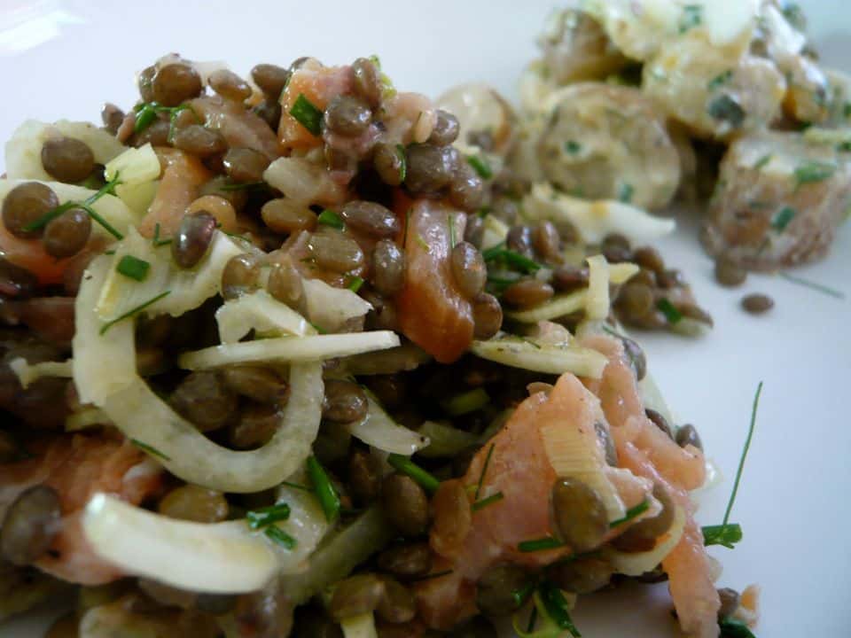 Salată caldă de somon cu linte neagră și spanac, gata de servit