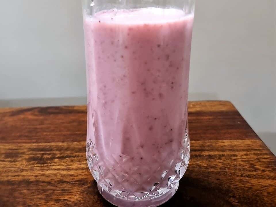 Smoothie cu skyr, căpșuni și fulgi de ovăz, gata de servit
