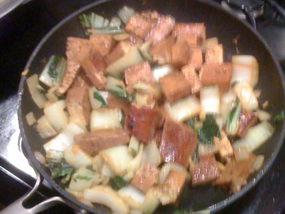 Tofu crocant cu susan, pak choi și orez basmati, gata de servit